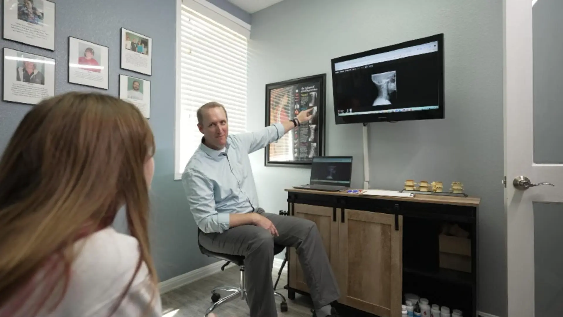 Dr. Jon Guymon explaining patient x-rays during consultation at Gateway To Wellness Cedar Park